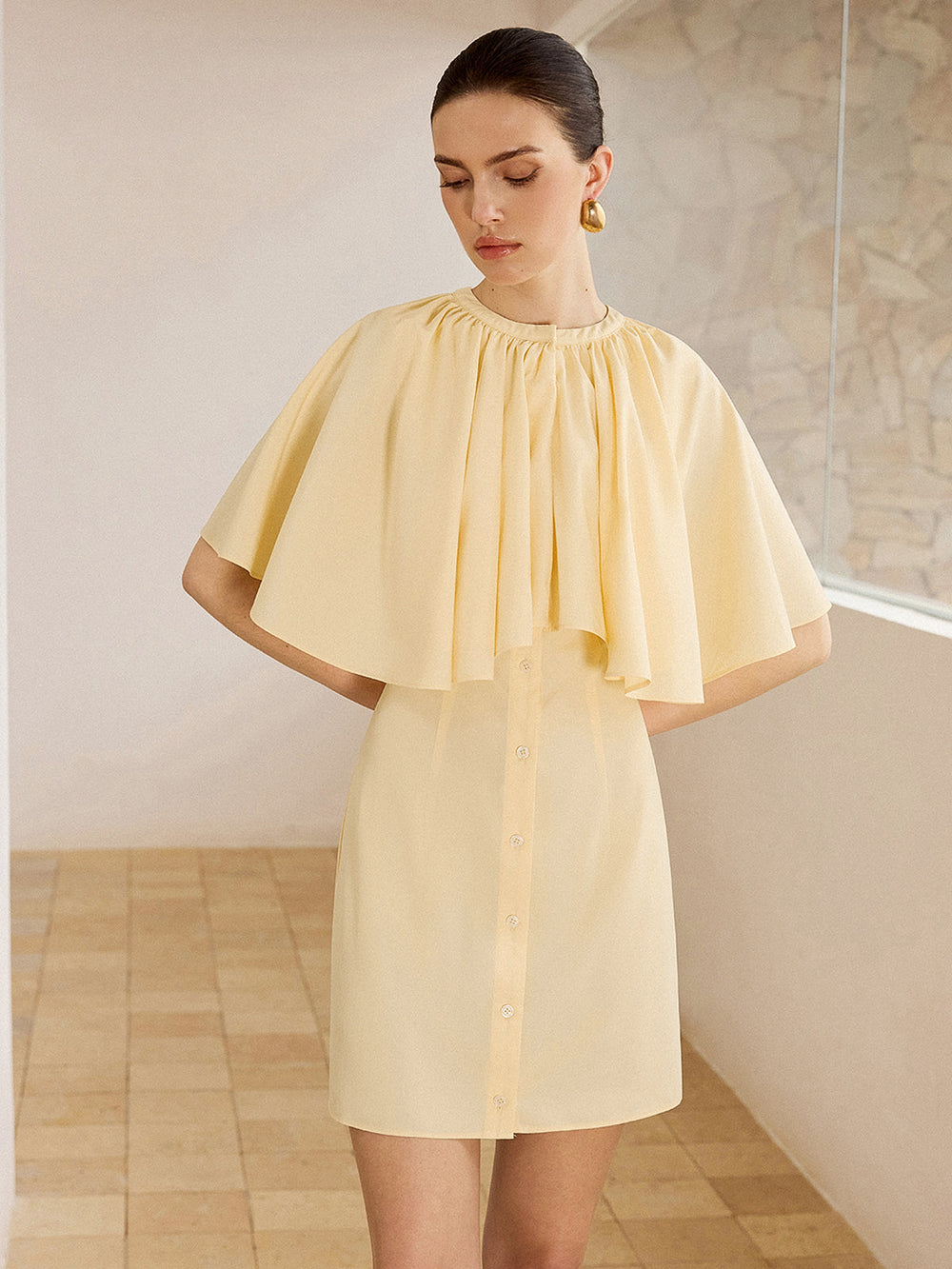 Kleid mit Flügelärmeln und Knopfleiste vorne