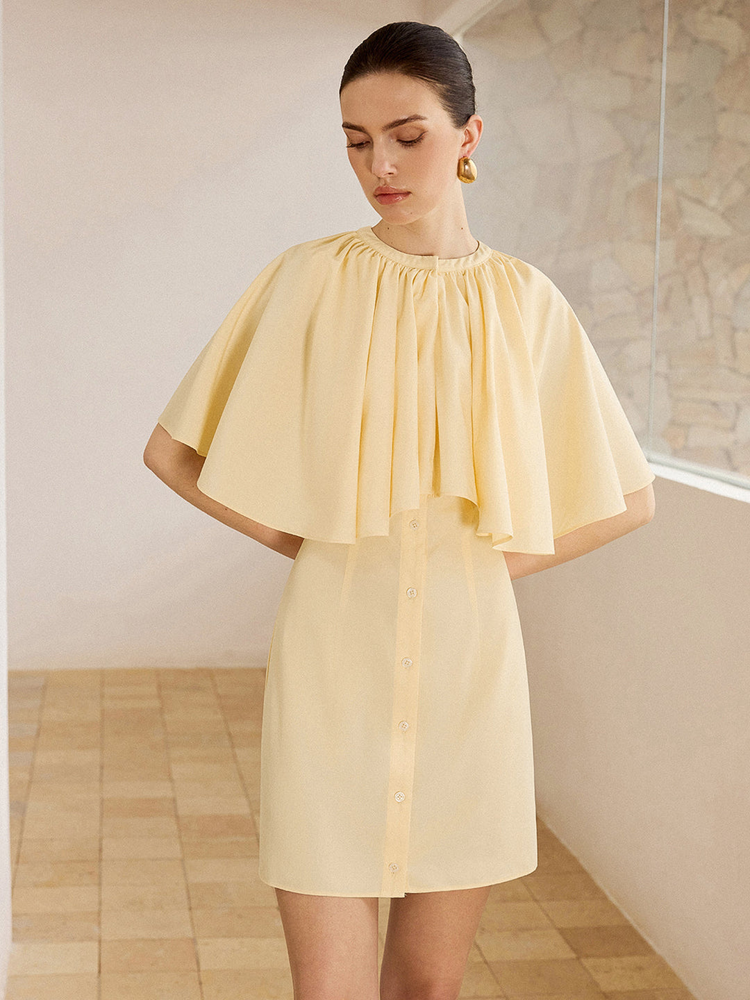 Kleid mit Flügelärmeln und Knopfleiste vorne