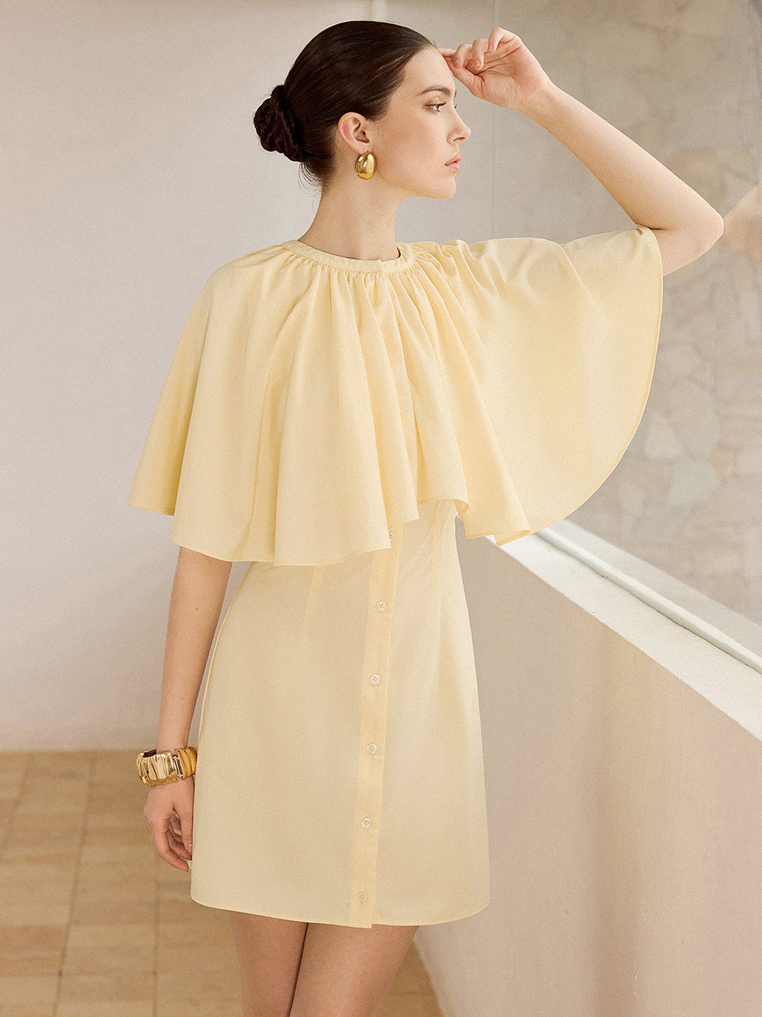 Kleid mit Flügelärmeln und Knopfleiste vorne