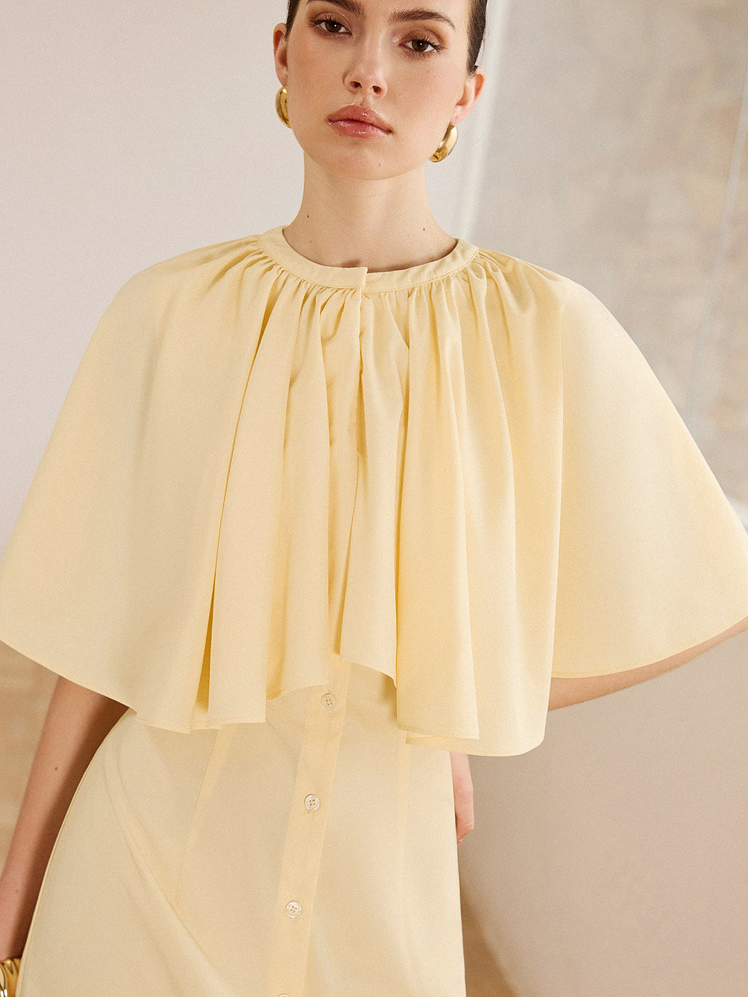 Kleid mit Flügelärmeln und Knopfleiste vorne