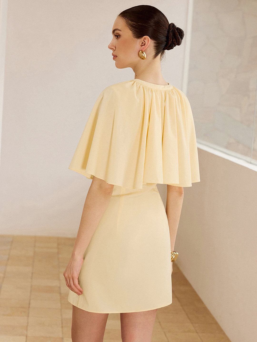 Kleid mit Flügelärmeln und Knopfleiste vorne