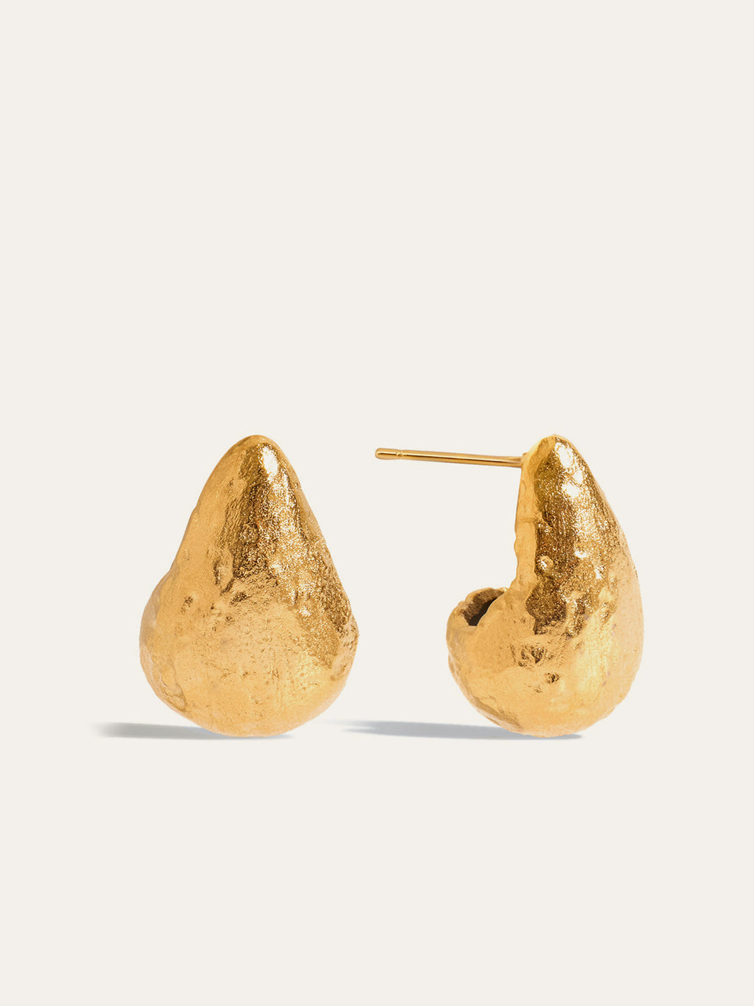 Gold-Tonige Ohrstecker mit texturiertem Tropfen
