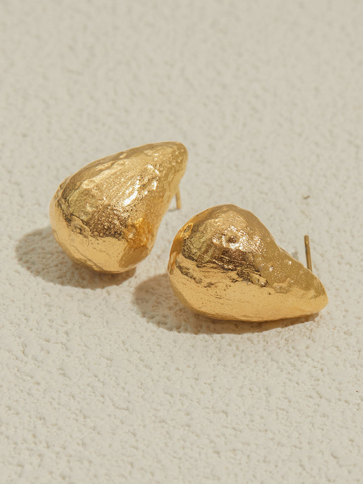 Gold-Tonige Ohrstecker mit texturiertem Tropfen