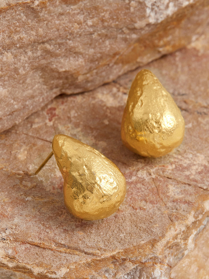 Gold-Tonige Ohrstecker mit texturiertem Tropfen