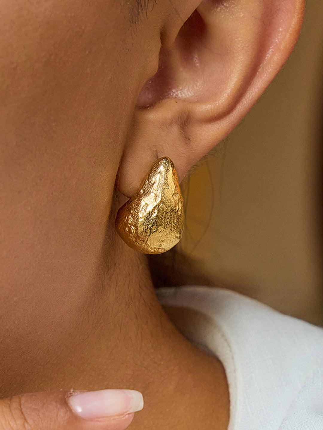 Gold-Tonige Ohrstecker mit texturiertem Tropfen