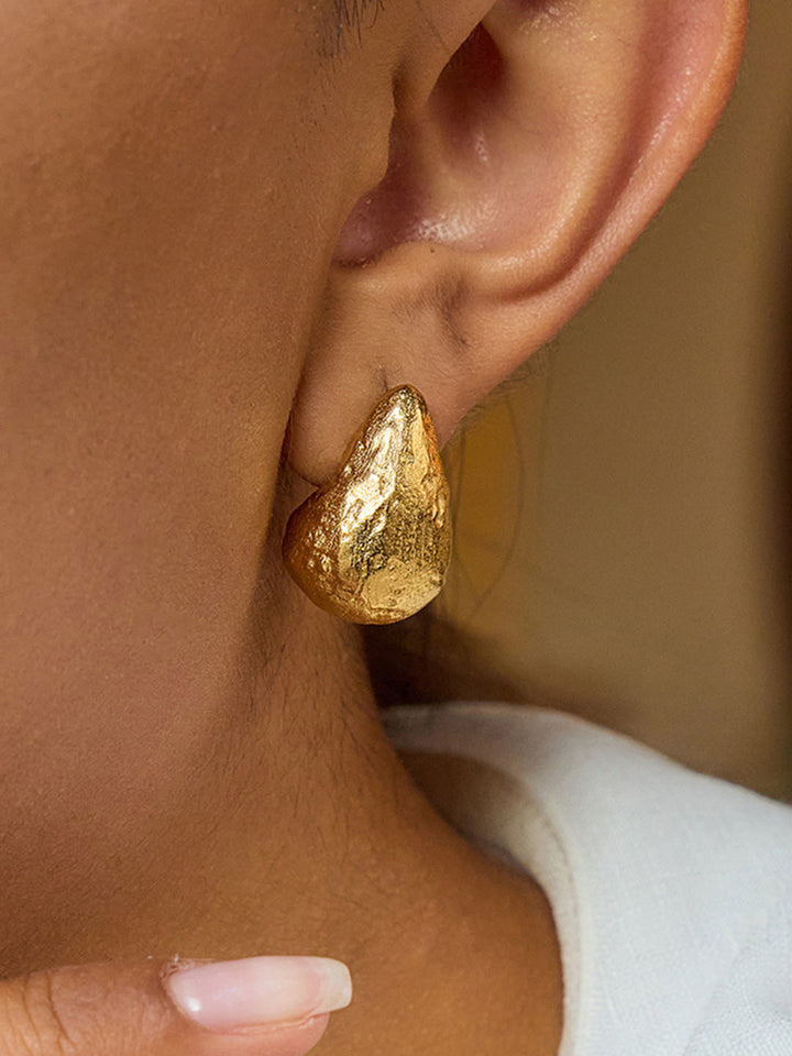 Gold-Tonige Ohrstecker mit texturiertem Tropfen