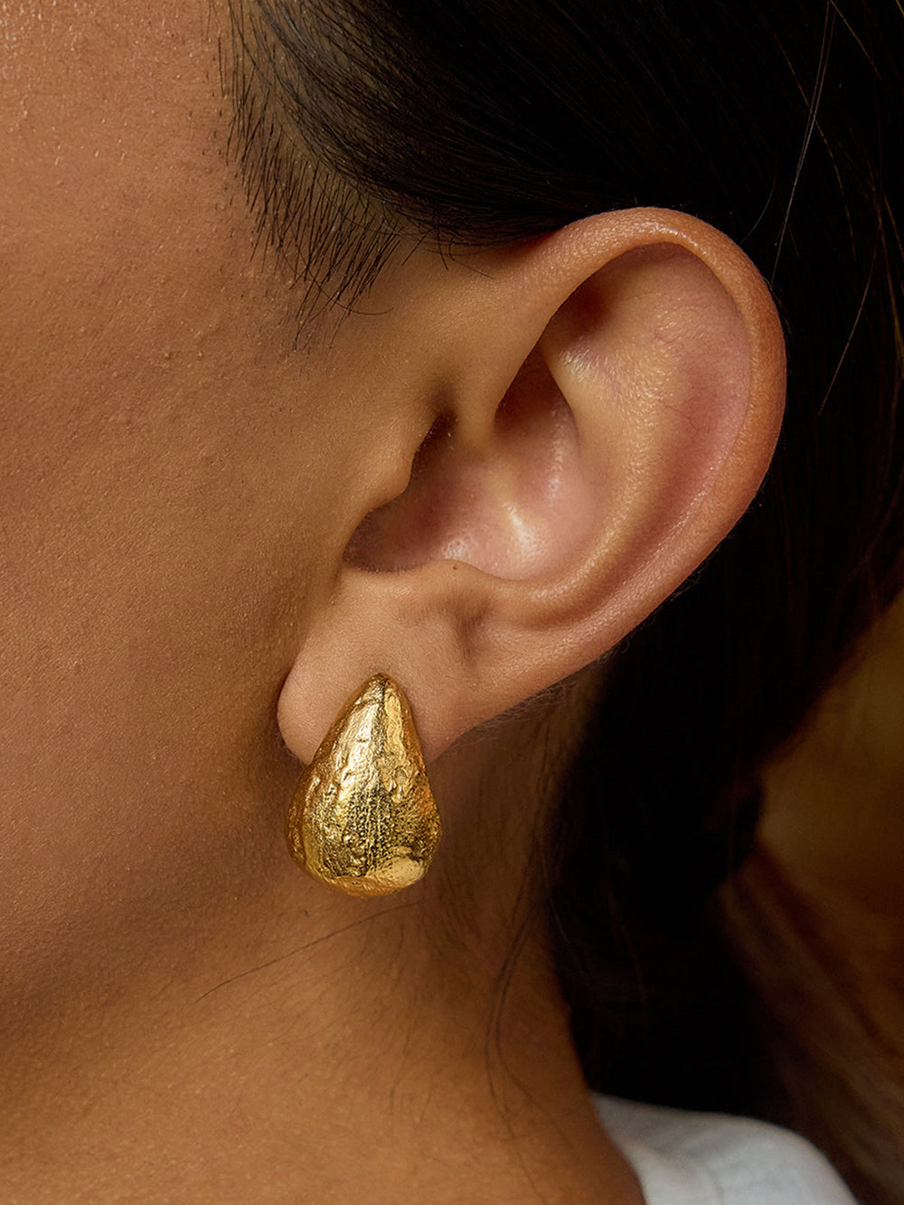 Gold-Tonige Ohrstecker mit texturiertem Tropfen