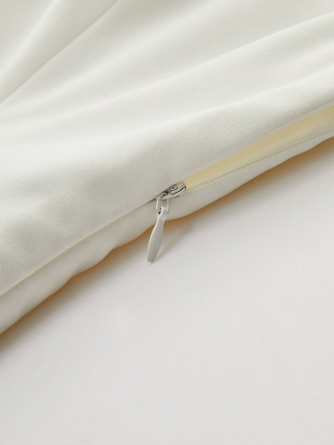 Neckholder-Kleid mit Falten und schulterfreien Trägern