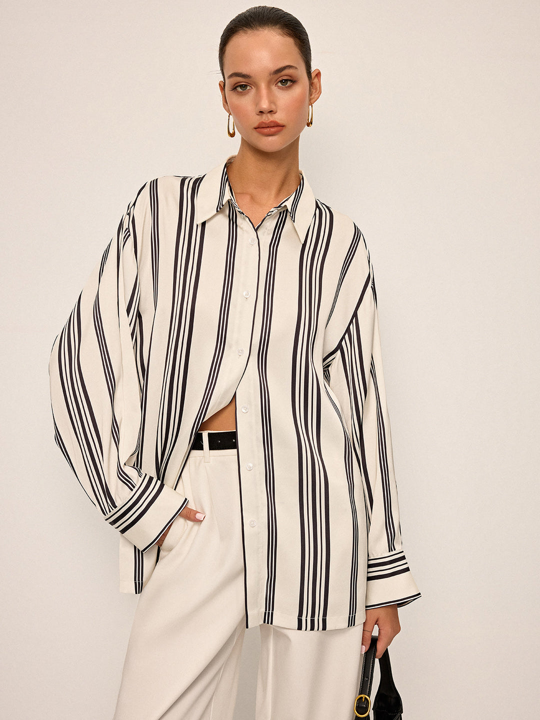 Oversized Satin Gestreiftes Hemd mit Cut-Out-Rückendetail