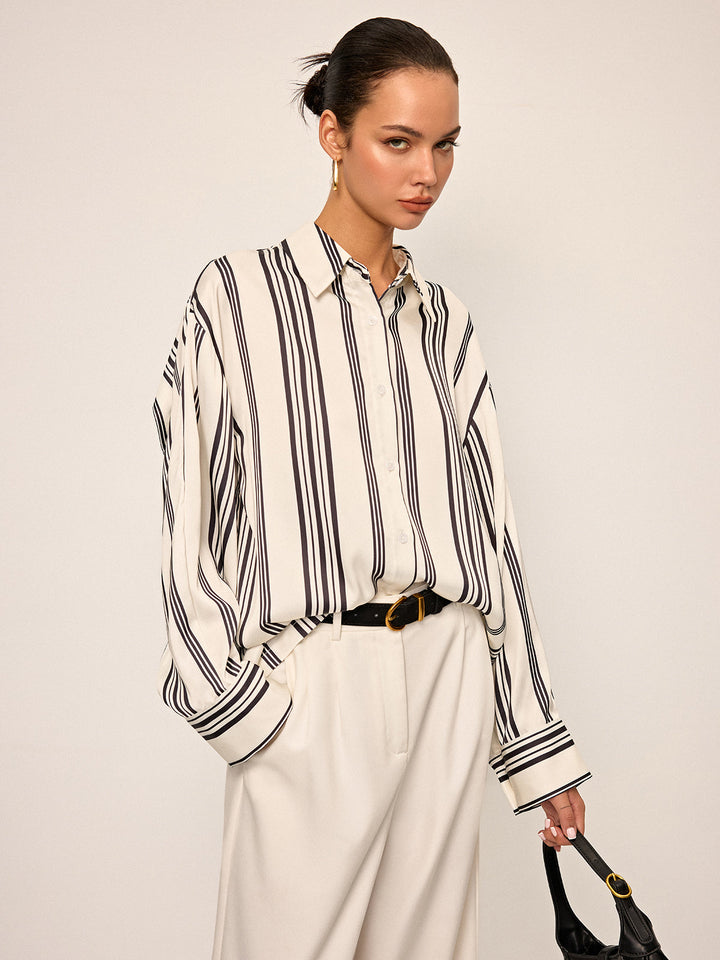 Oversized Satin Gestreiftes Hemd mit Cut-Out-Rückendetail
