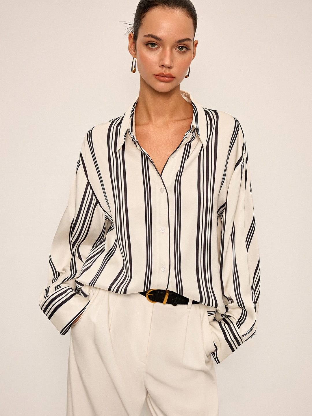 Oversized Satin Gestreiftes Hemd mit Cut-Out-Rückendetail