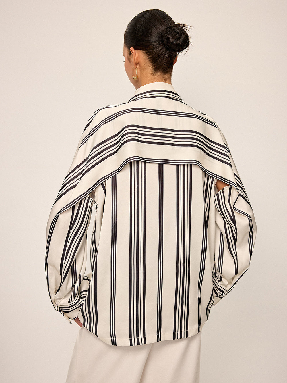 Oversized Satin Gestreiftes Hemd mit Cut-Out-Rückendetail