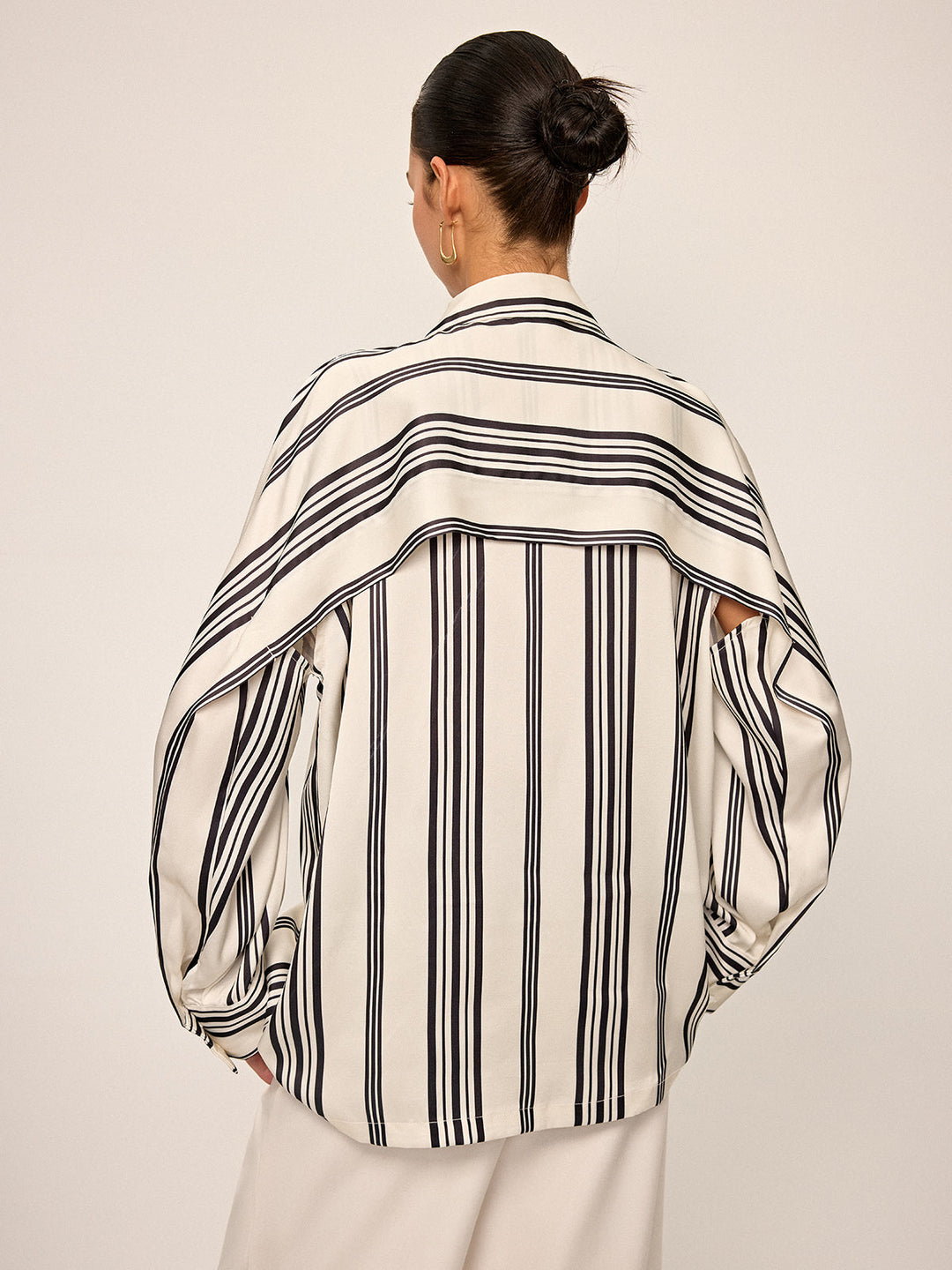 Oversized Satin Gestreiftes Hemd mit Cut-Out-Rückendetail