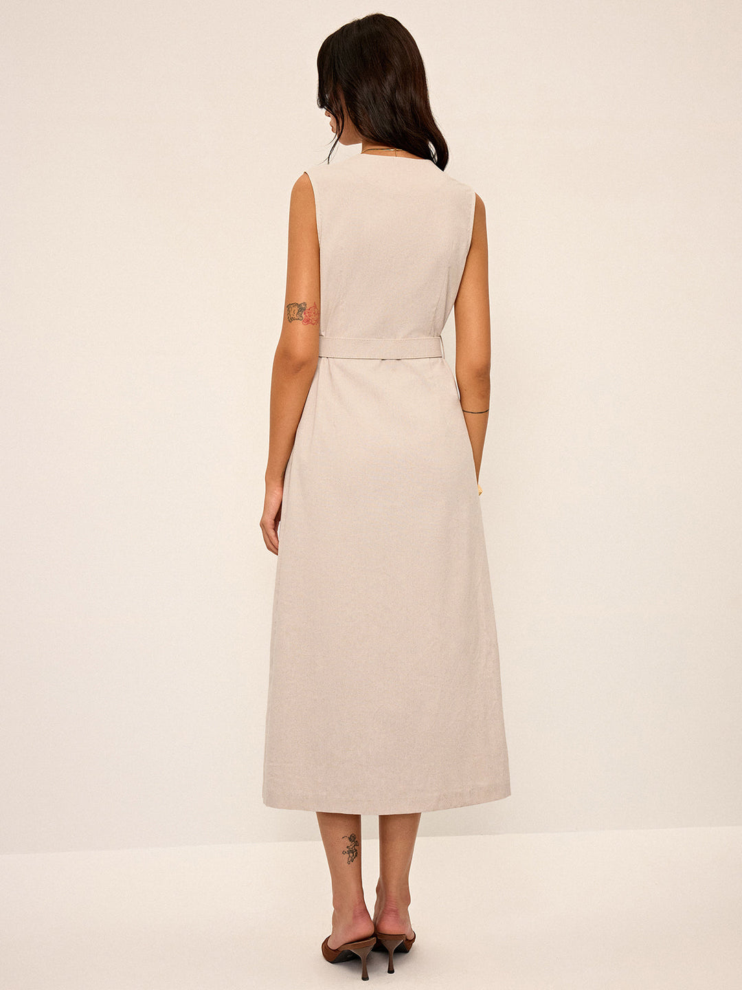 Kleid aus Baumwoll-Leinen-Mischung mit V-Ausschnitt und Gürtel