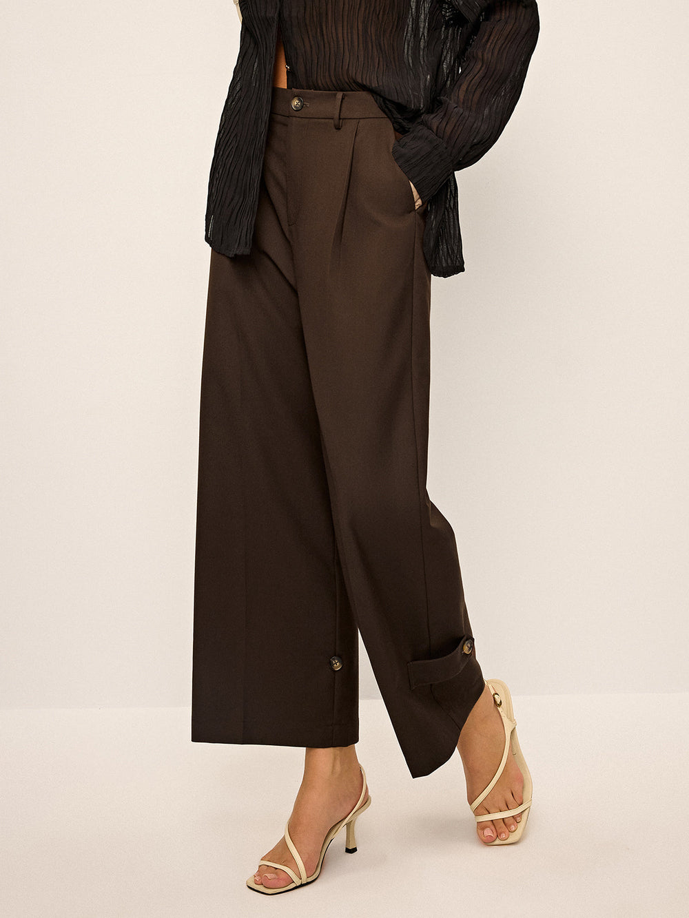 Plissierte Marlenehose mit Knöchelknopfdetail