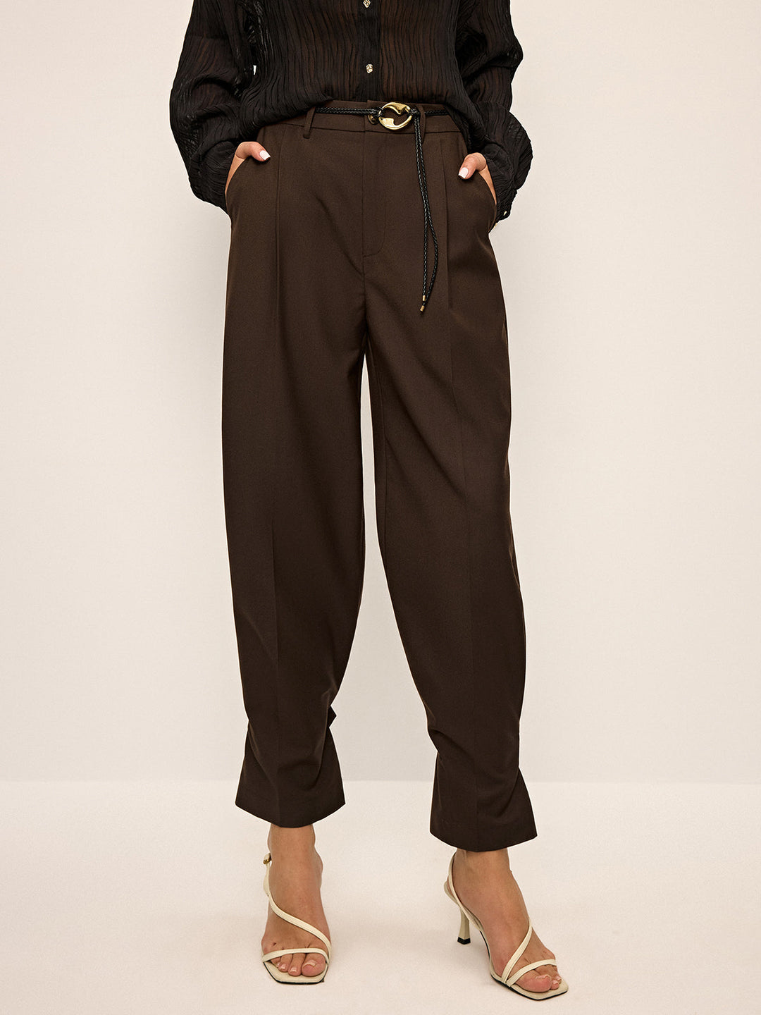 Plissierte Marlenehose mit Knöchelknopfdetail