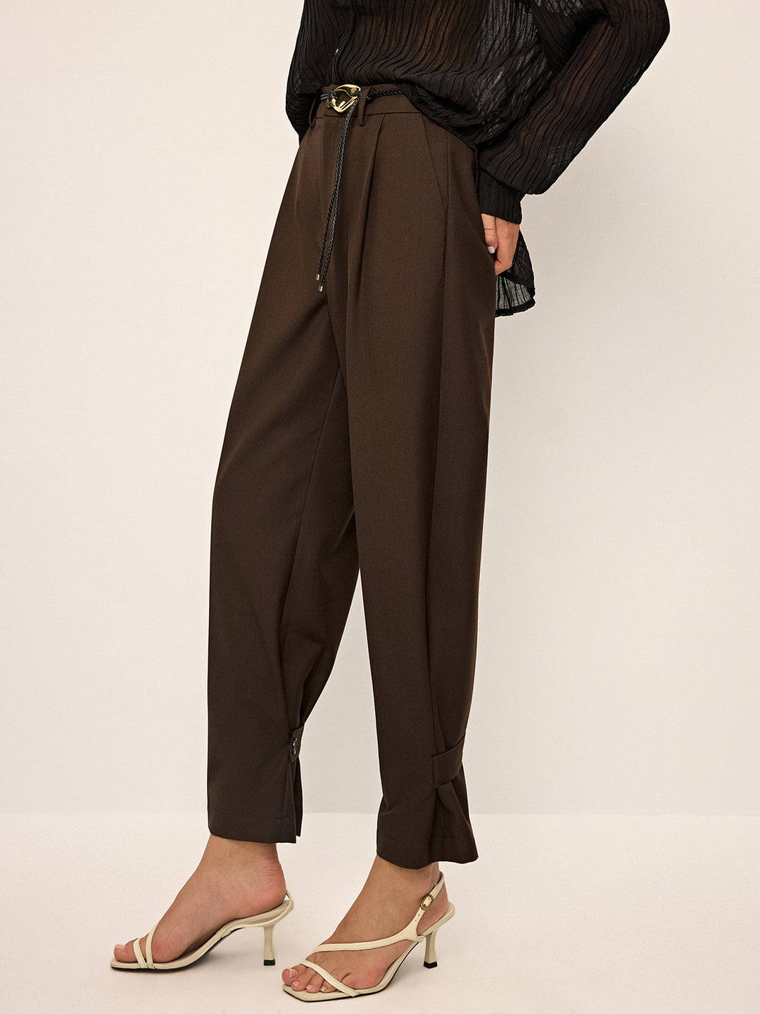 Plissierte Marlenehose mit Knöchelknopfdetail