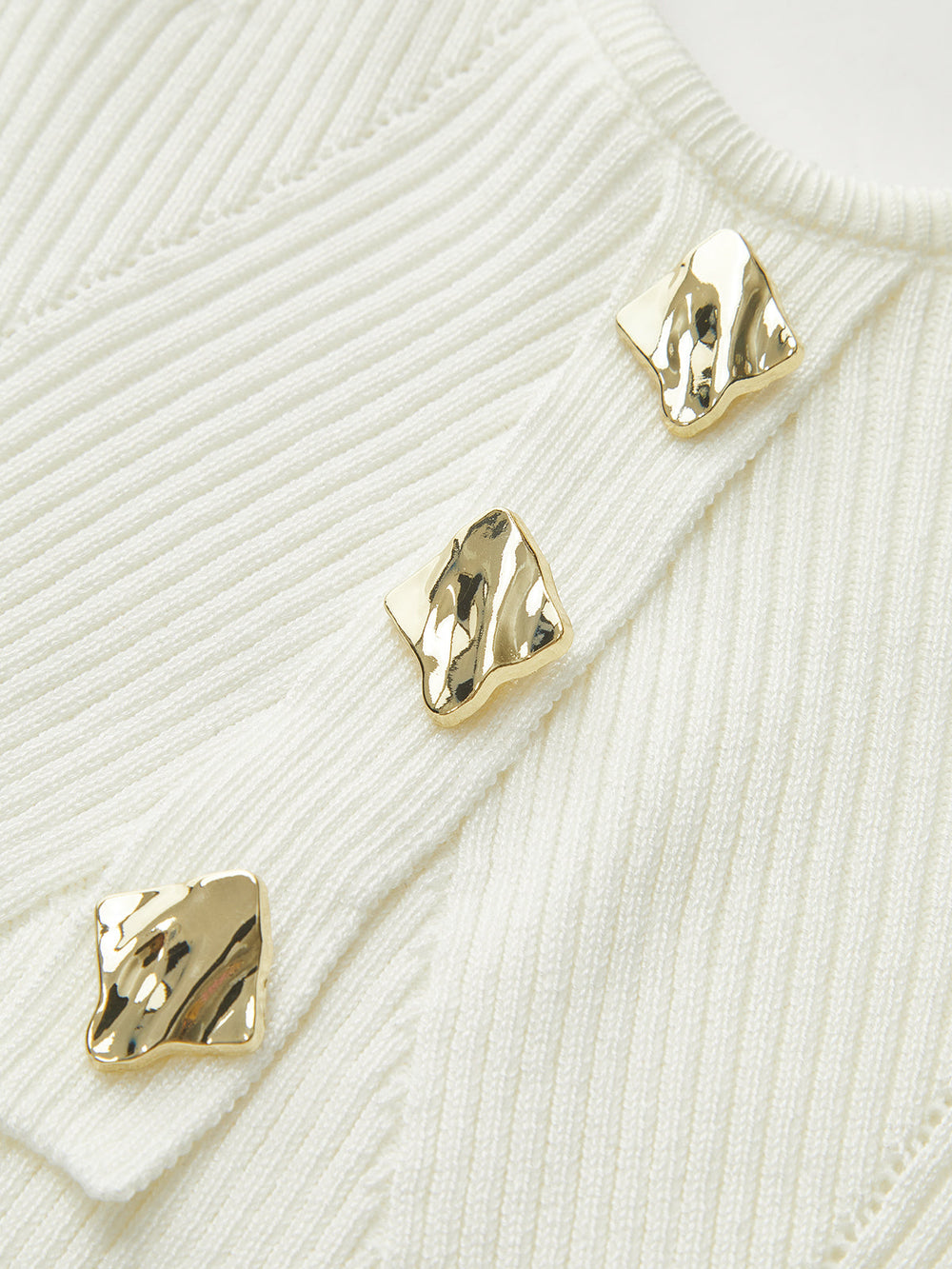 Geripptes Strick-Cami-Top mit Metallknopf