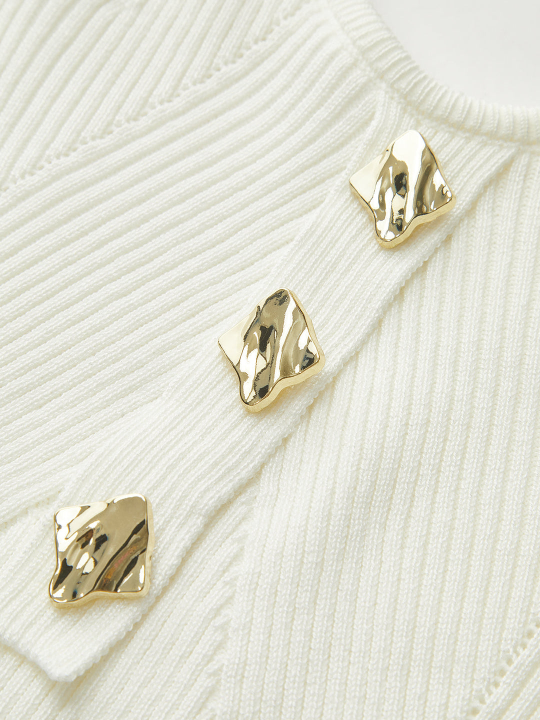 Geripptes Strick-Cami-Top mit Metallknopf