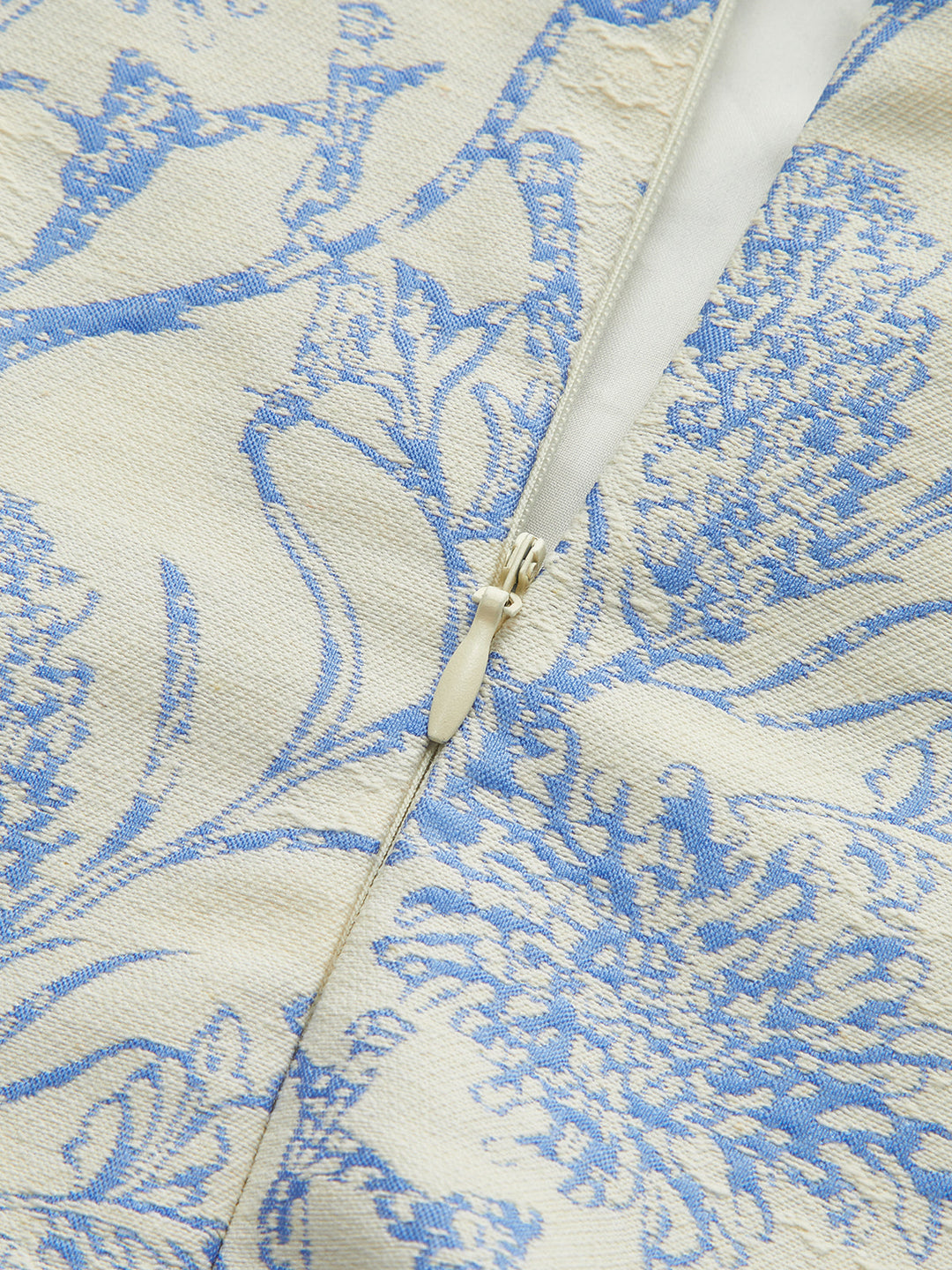 Blumenbedrucktes ärmelloses Kleid mit plissiertem Saum