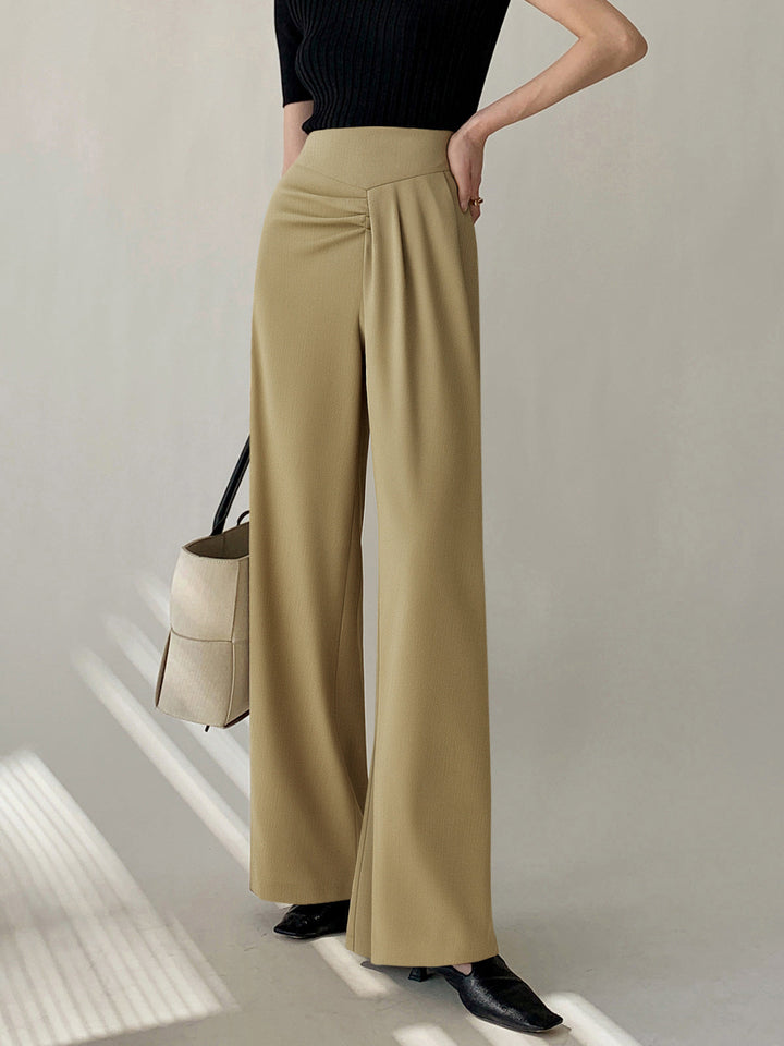 Asymmetrische Hose mit Raffung und hoher Taille