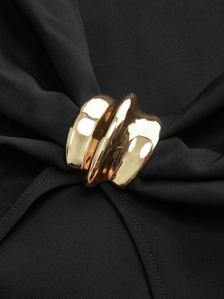 Kleid mit Stehkragen und Metalldetail an der Schnalle