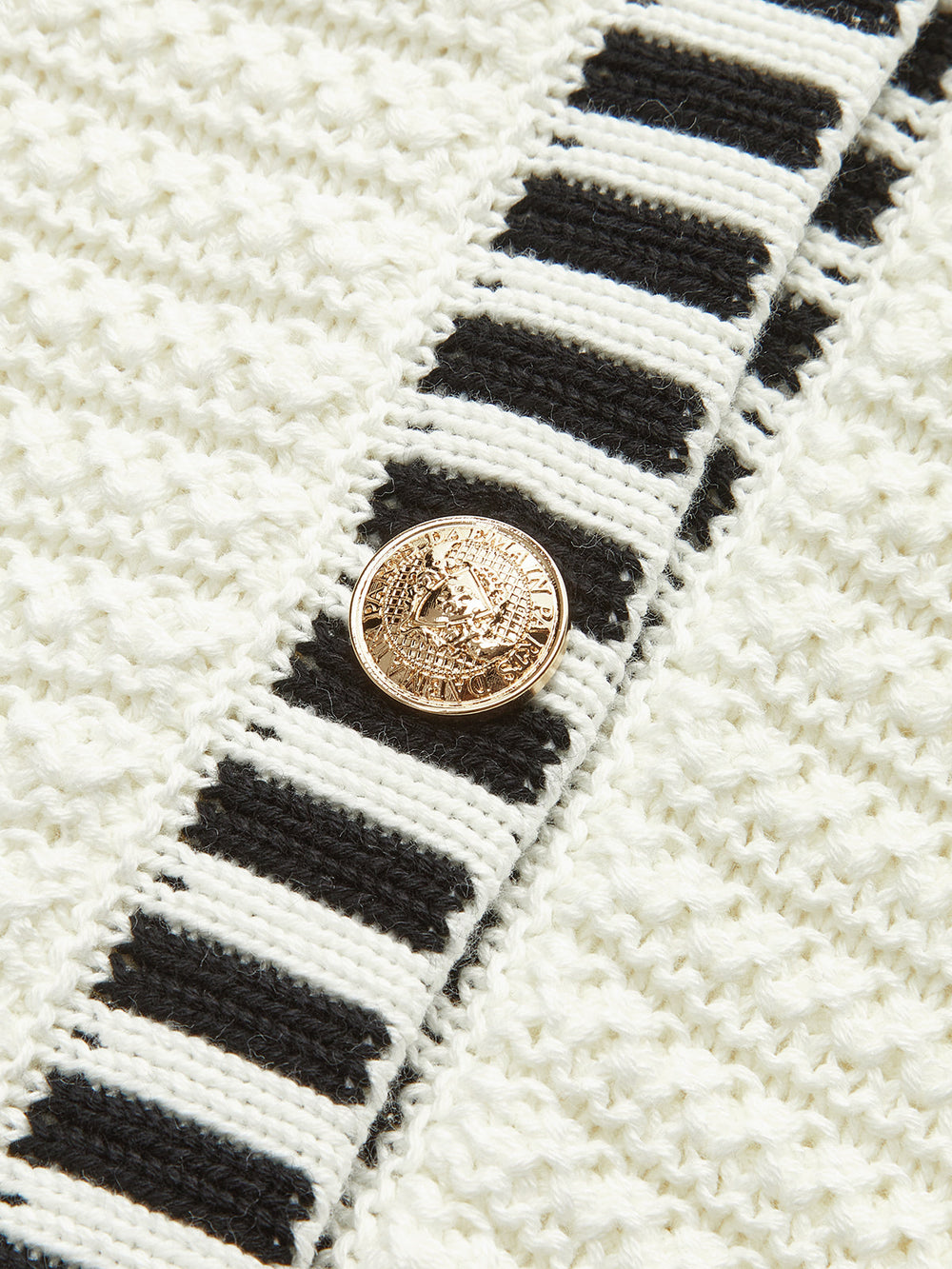 Button-Besetzter Strickweste mit Streifen
