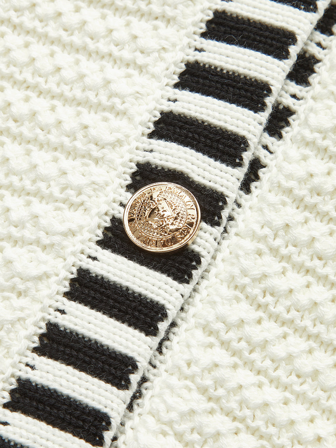 Button-Besetzter Strickweste mit Streifen