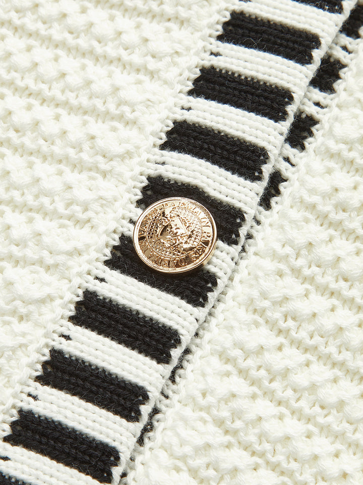 Button-Besetzter Strickweste mit Streifen