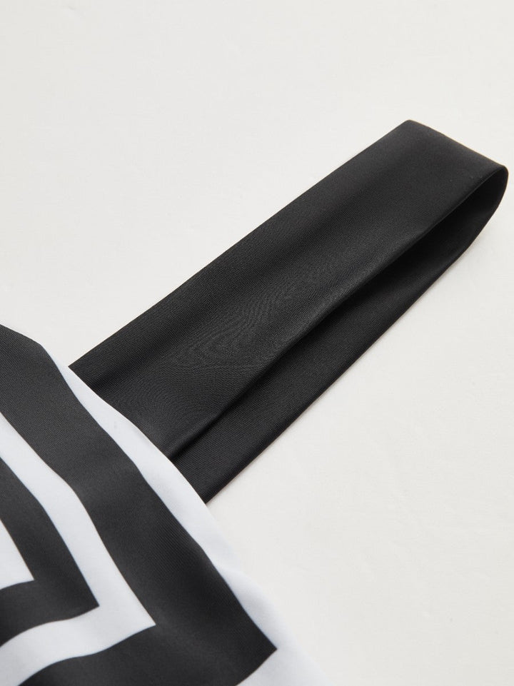 Geometrisches Bikini-Oberteil mit asymmetrischen Trägern