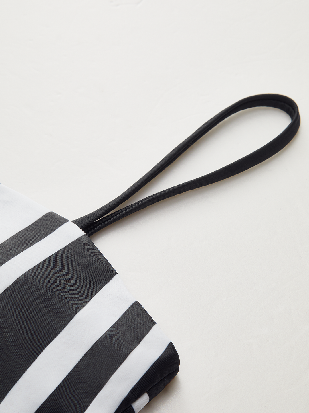 Geometrisches Bikini-Oberteil mit asymmetrischen Trägern