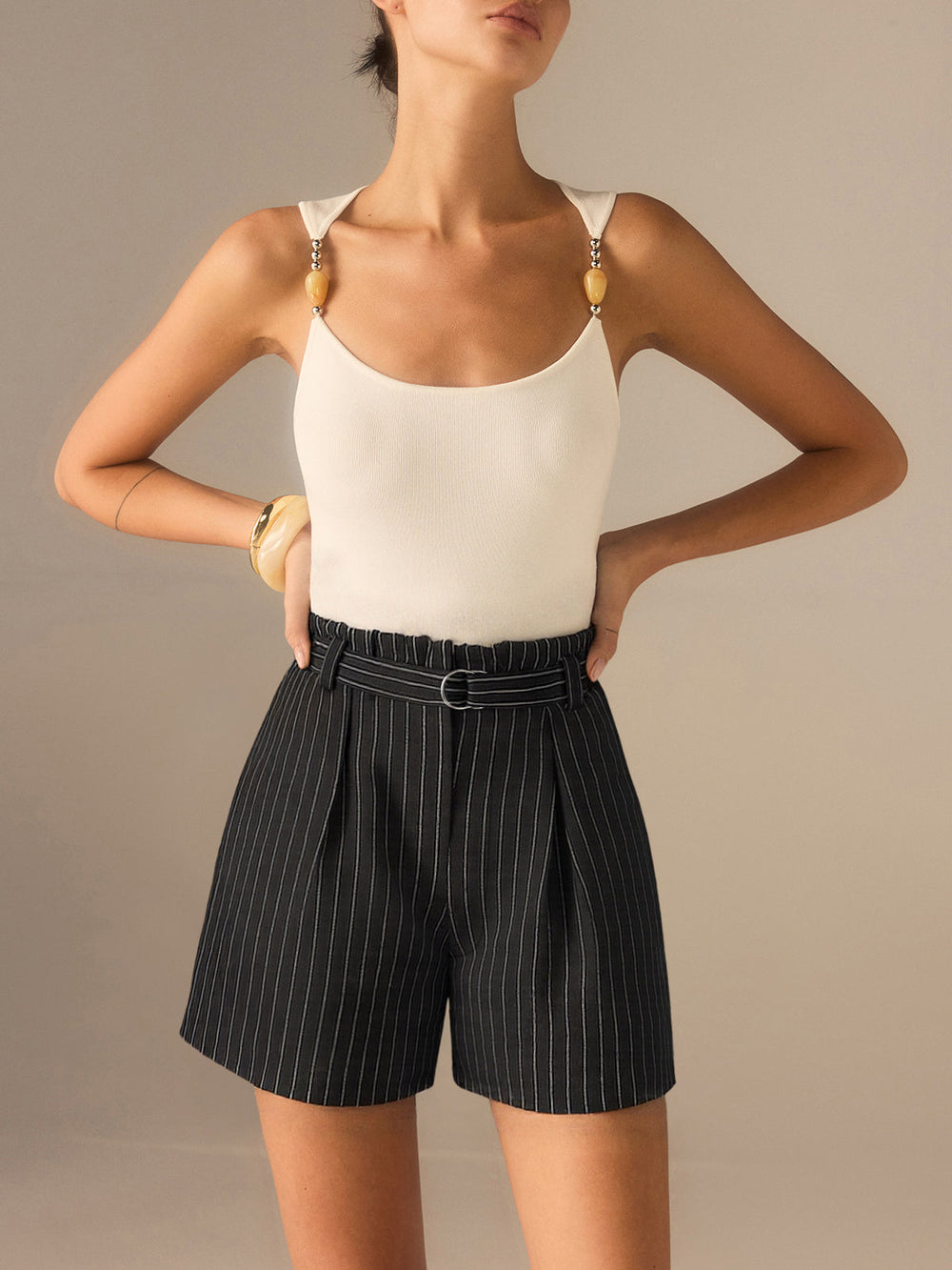 Gestreifte Shorts mit Gürtel