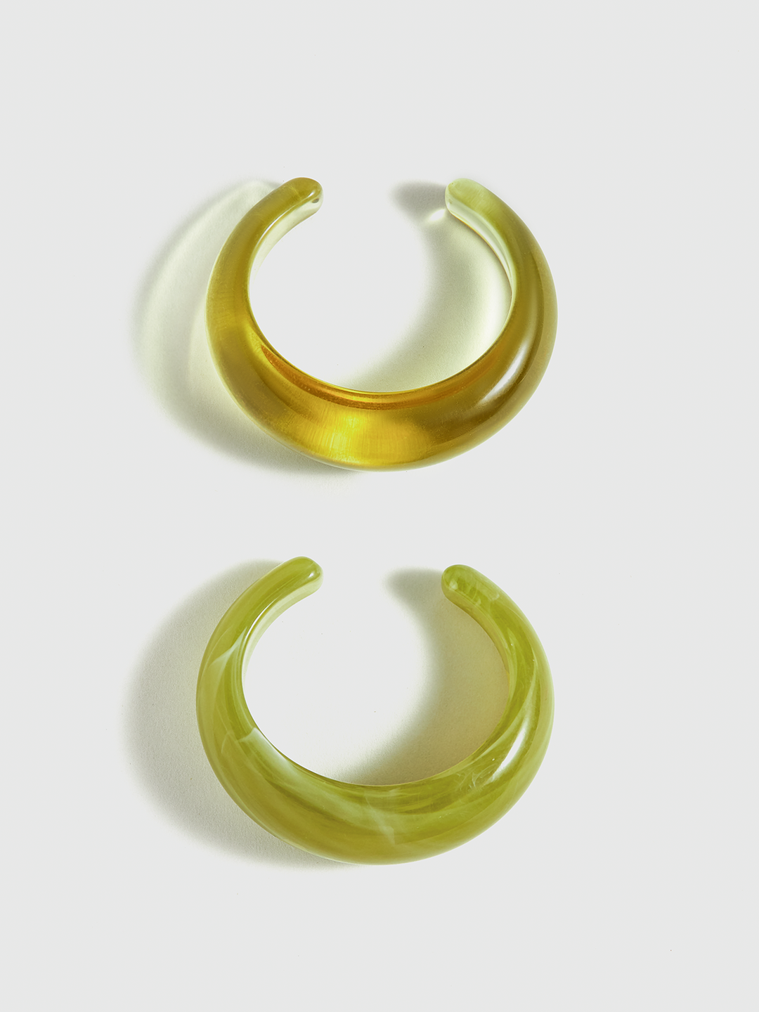 Transparenter Harzarmreif