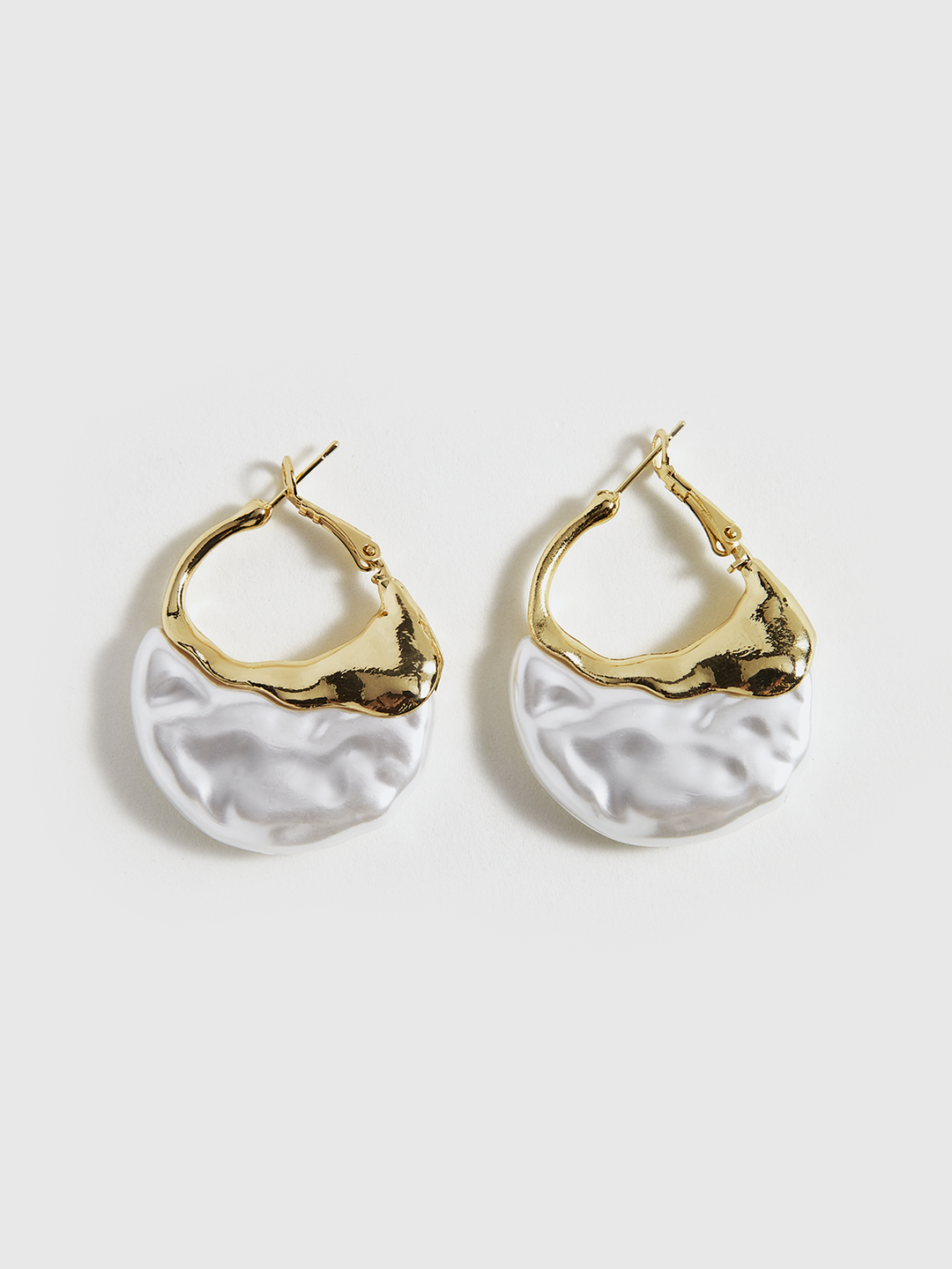 Gold-Tone Pearl-Effekt-Creolen
