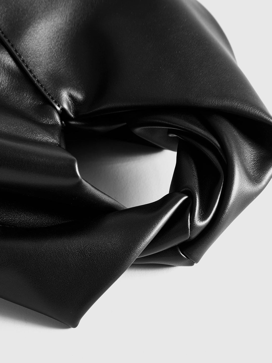 PU-Ledertasche mit verdrehtem Obergriff