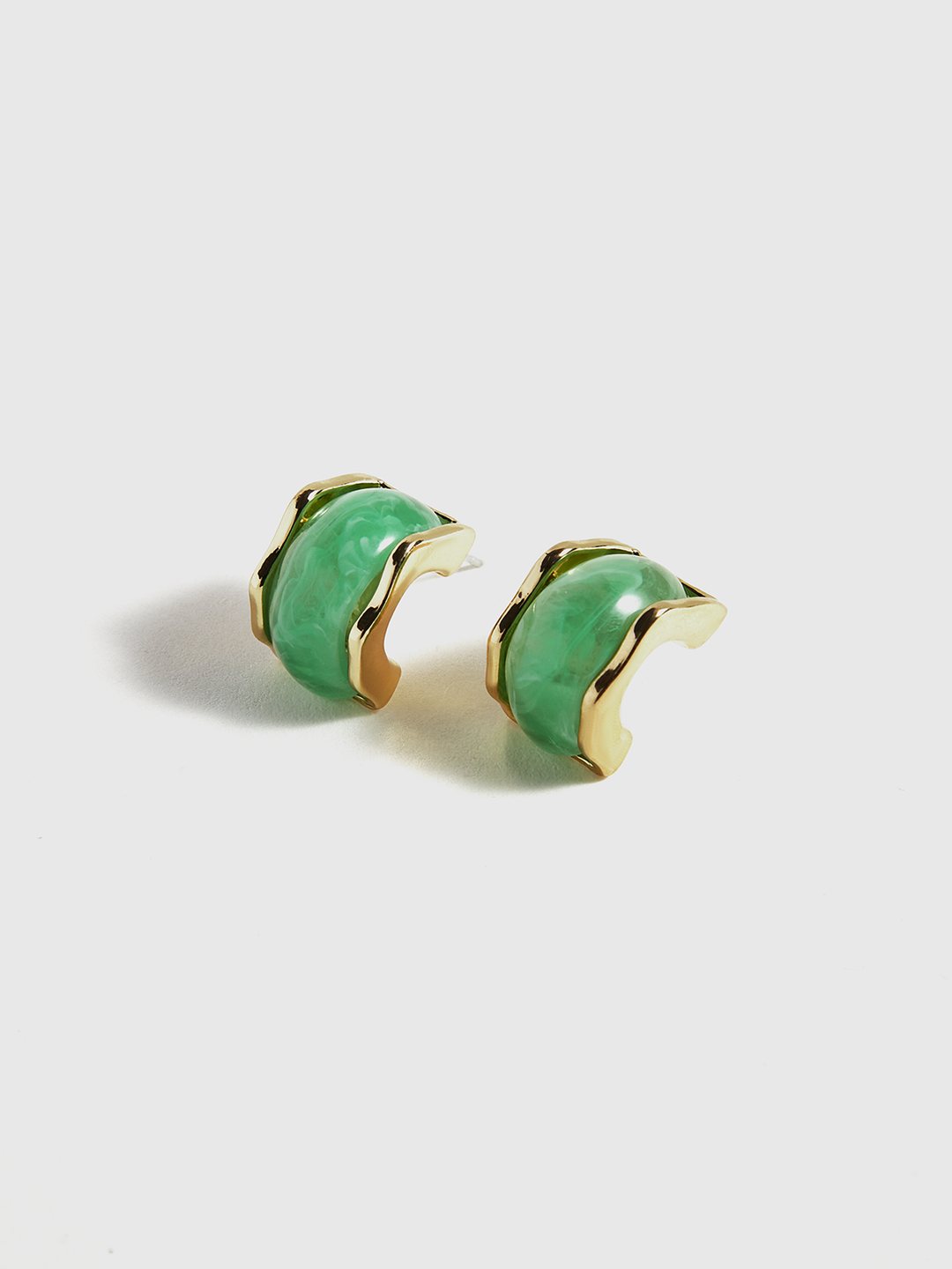 Grüne Marmor-Effekt-Ohrringe mit Goldton