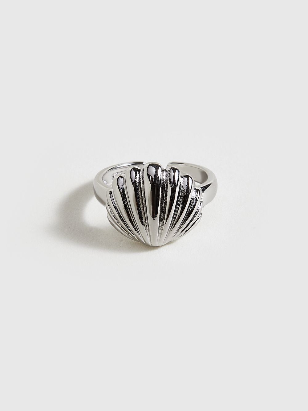 Silberfarbener Ring in Muschelform