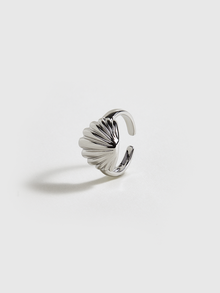 Silberfarbener Ring in Muschelform