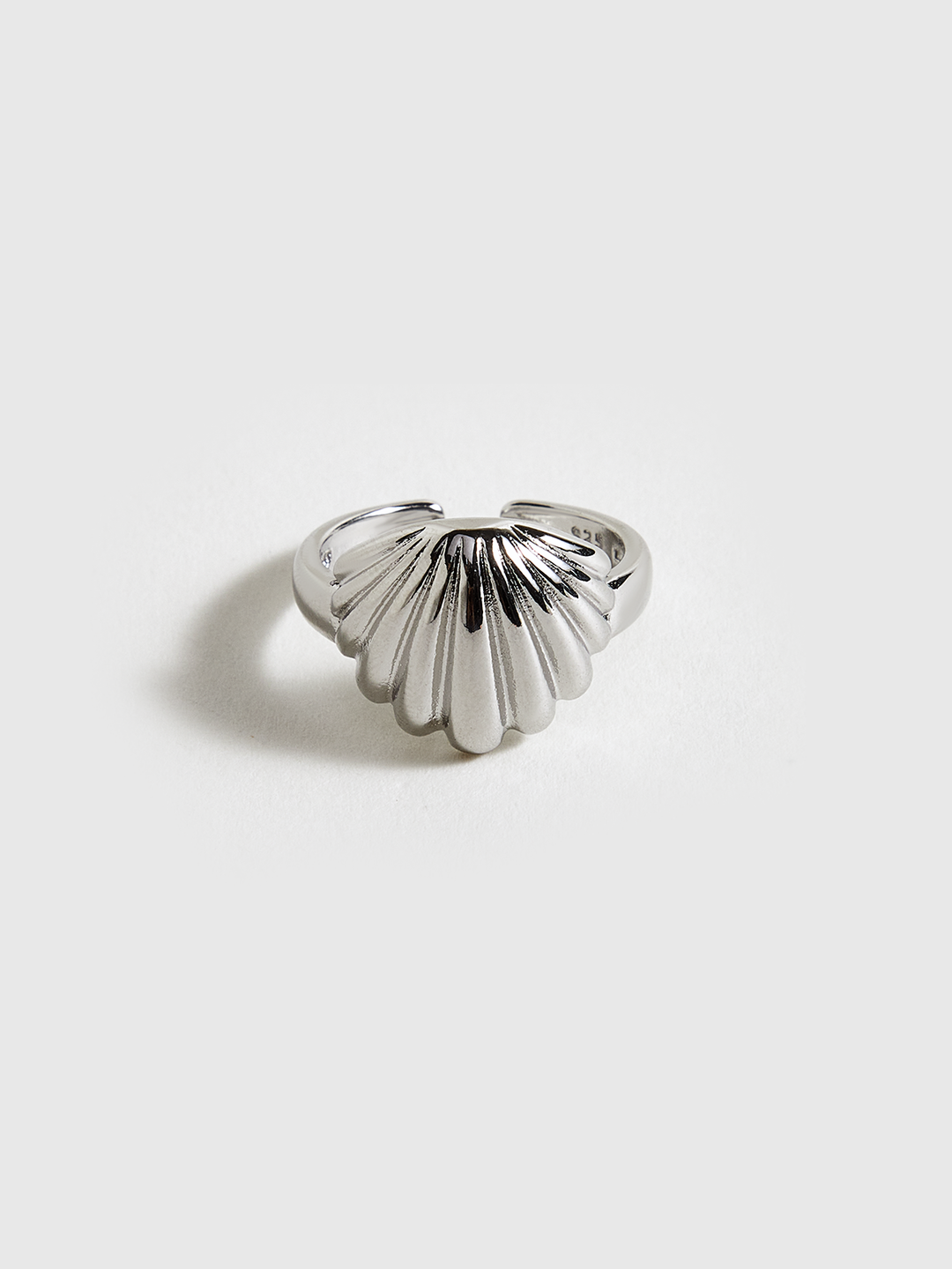 Silberfarbener Ring in Muschelform