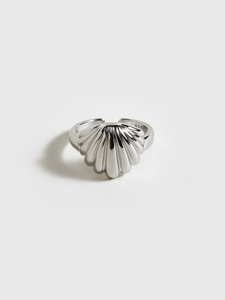 Silberfarbener Ring in Muschelform