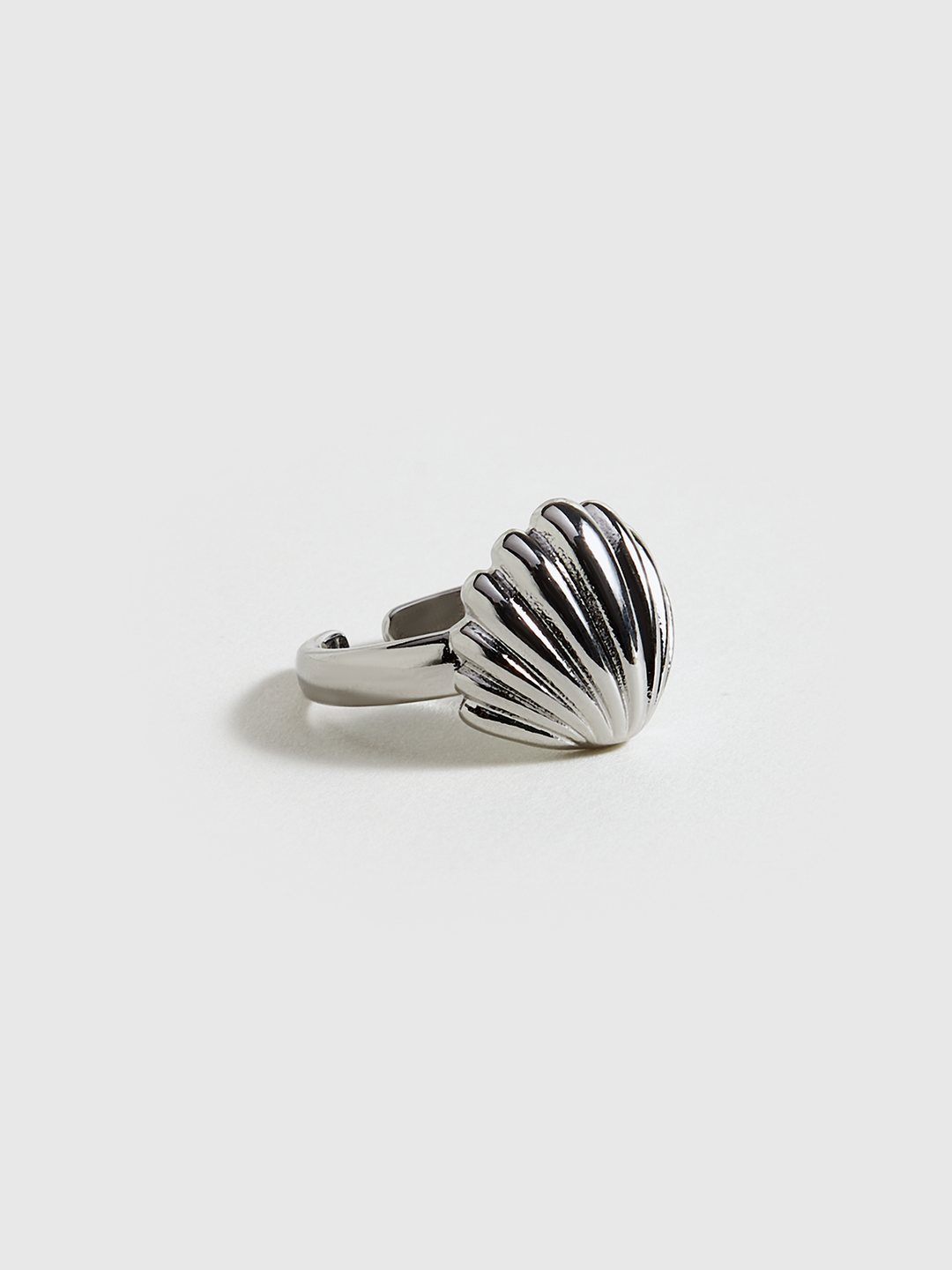 Silberfarbener Ring in Muschelform
