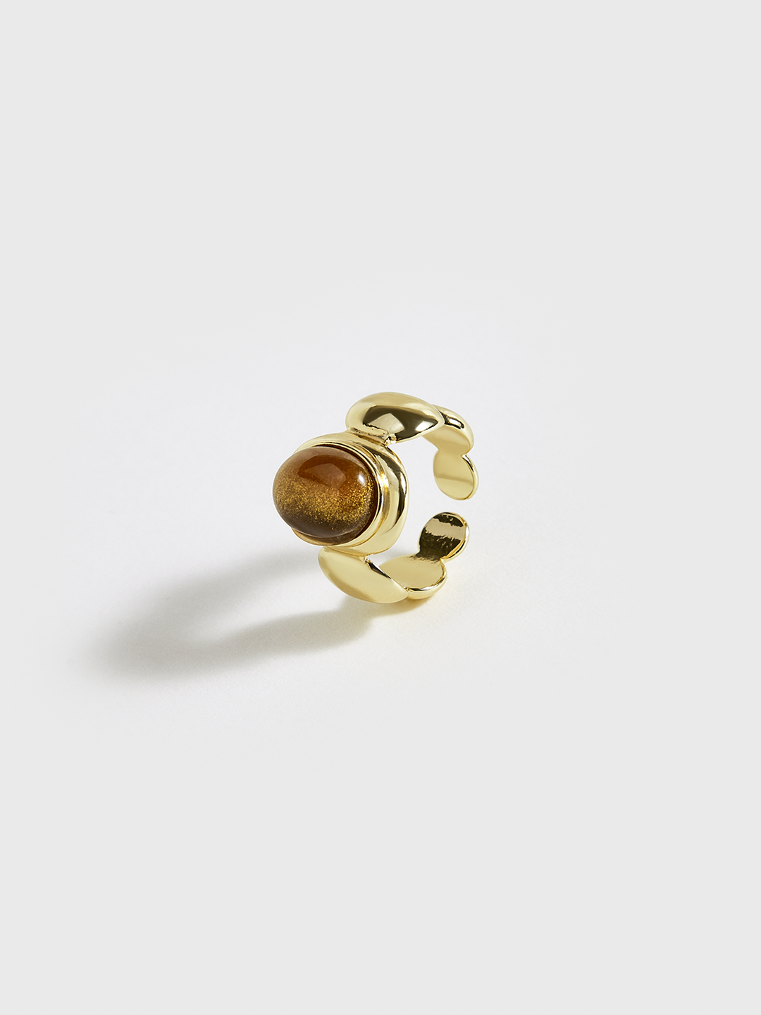 Goldfarbener Ring mit braunem Stein