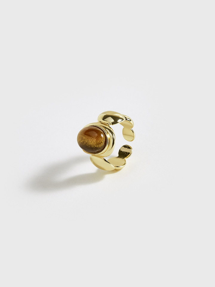 Goldfarbener Ring mit braunem Stein