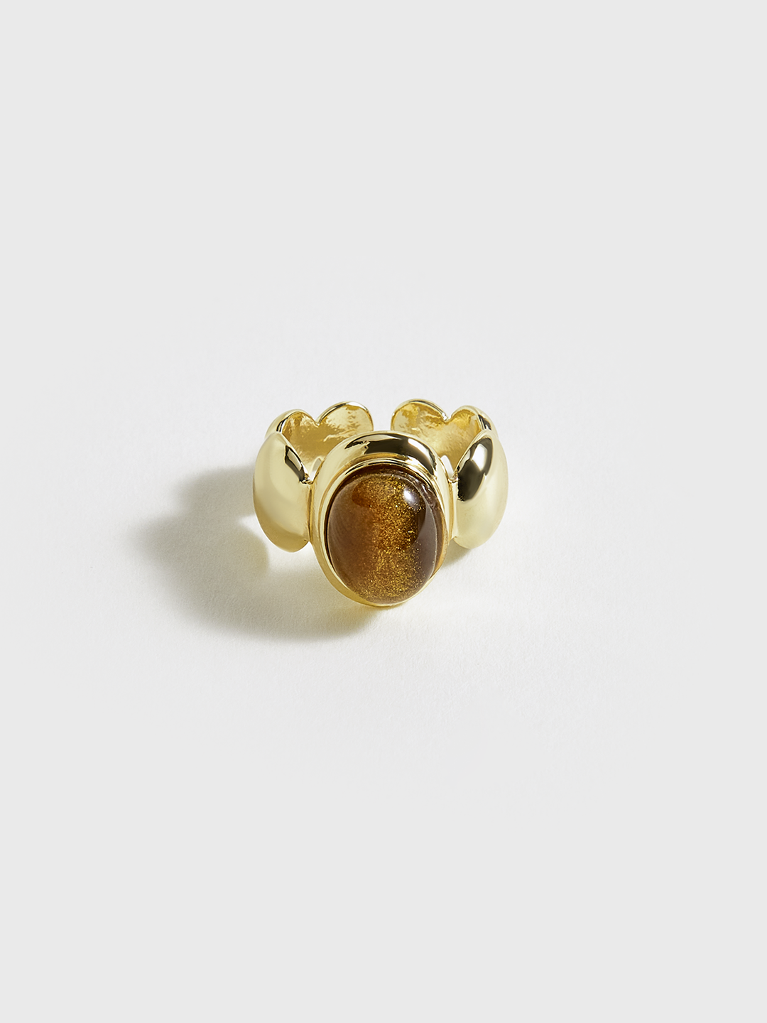 Goldfarbener Ring mit braunem Stein