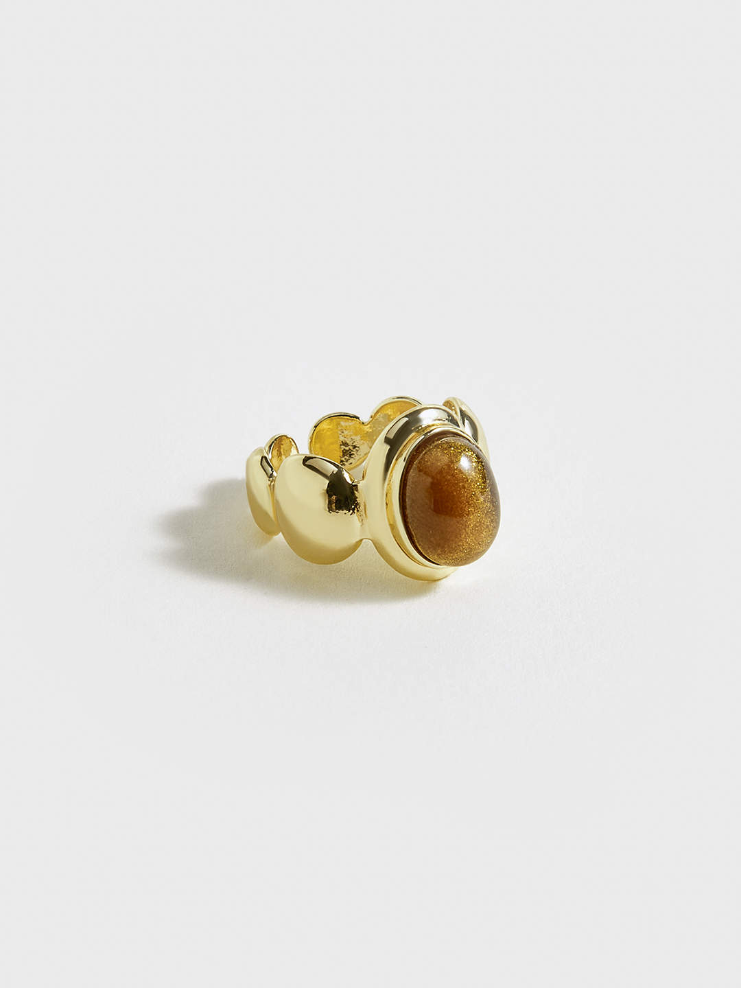 Goldfarbener Ring mit braunem Stein