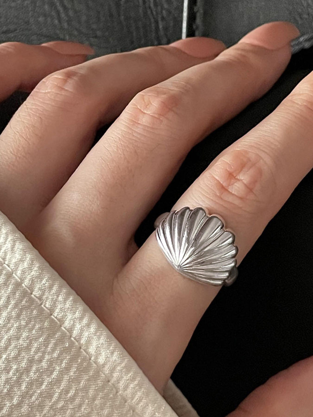 Silberfarbener Ring in Muschelform