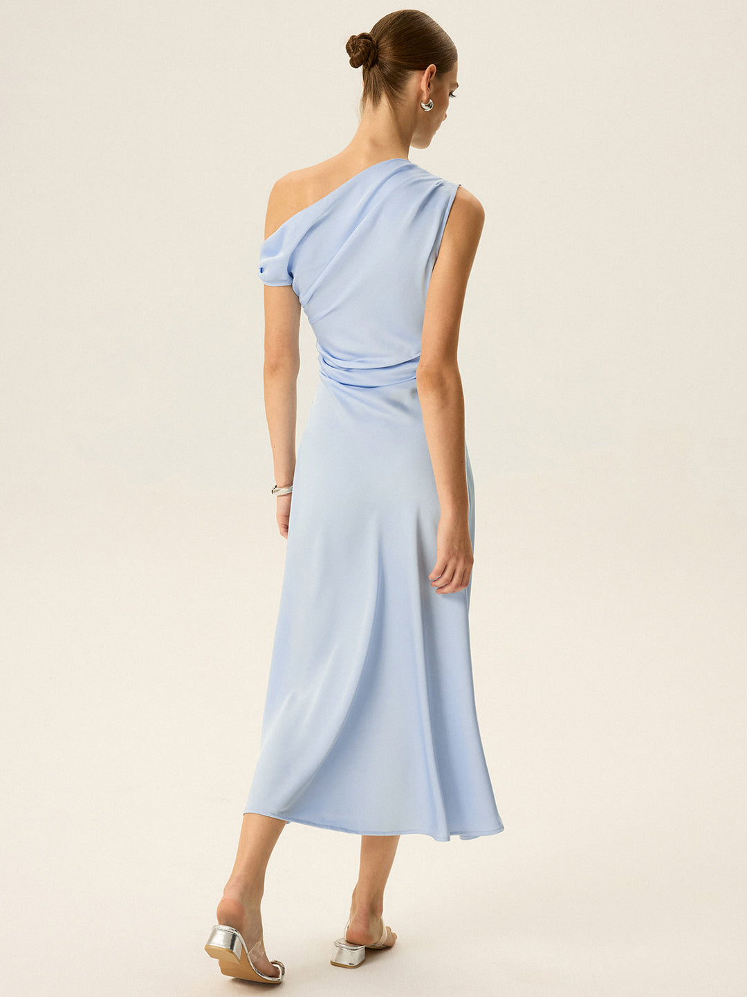 Kleid mit schulterfreiem Ausschnitt