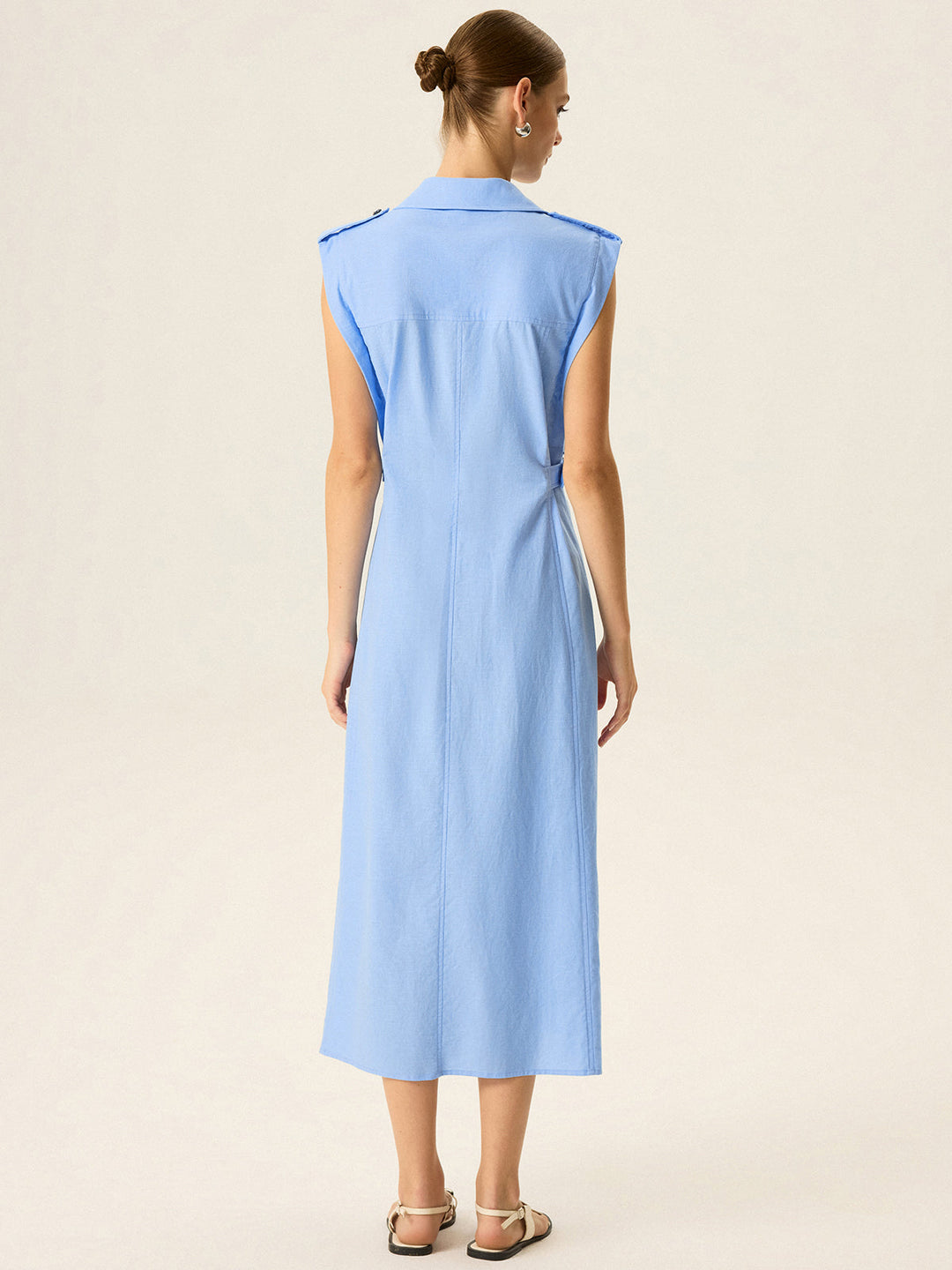 Leinen- und Baumwoll-V-Ausschnitt-Midikleid mit Metallknopf