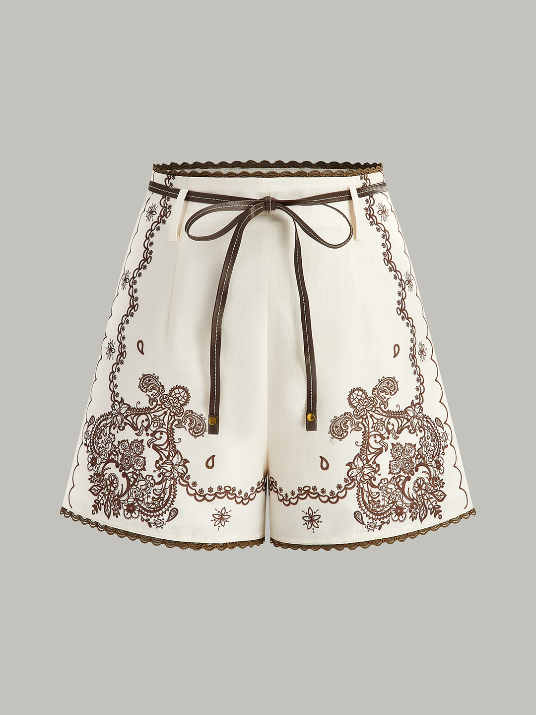 Geblümte Anzugshorts mit Spitzenbesatz und Gürtel