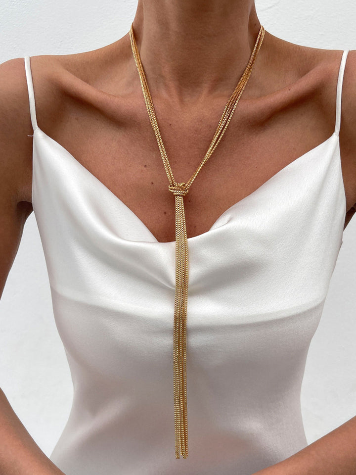 Goldene Y-förmige Halskette mit Knoten